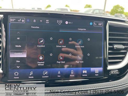 Used 2025 Chrysler Pacifica Limited FWD image 55