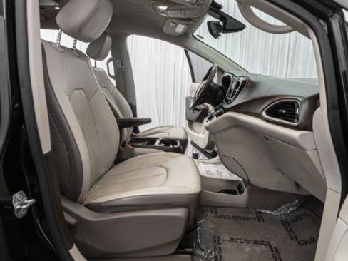 Used 2018 Chrysler Pacifica Touring-L FWD image 28