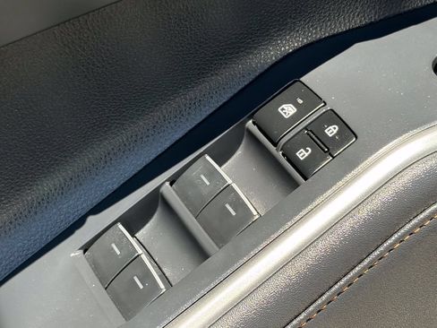 Used 2023 Toyota Highlander Bronze Edition FWD image 26