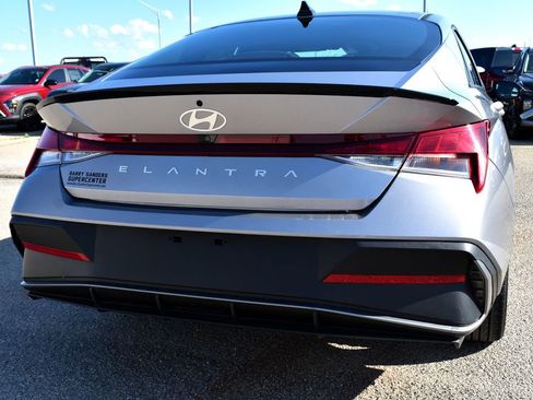 Used 2025 Hyundai Elantra Sport FWD image 9