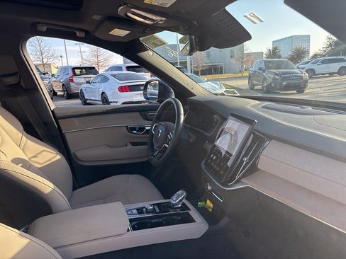 Used 2025 Volvo XC90 B6 Plus image 14