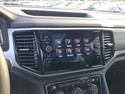 Certified 2023 Volkswagen Atlas Cross Sport SE w/ Panoramic Sunroof Package FWD image 22