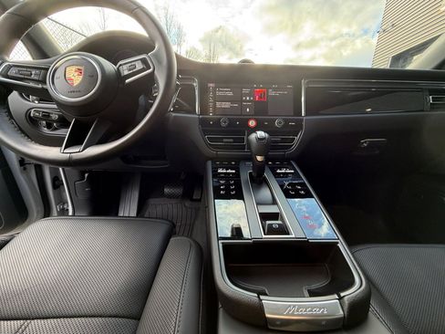 Certified 2025 Porsche Macan image 16