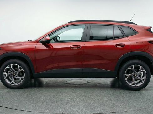 Used 2025 Chevrolet Trax LT FWD image 5