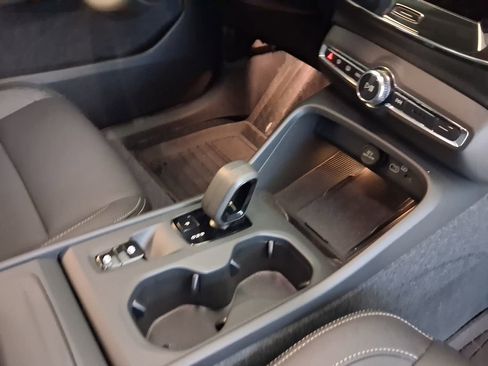 Certified 2024 Volvo XC40 B5 Core AWD/4WD image 16