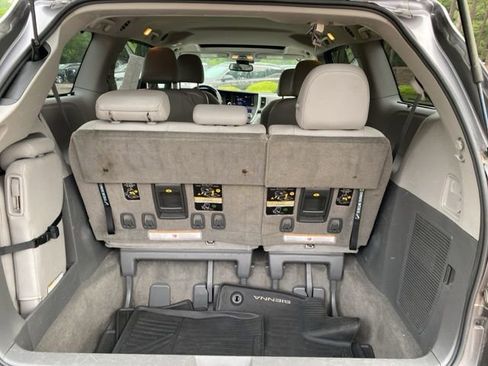 Used 2018 Toyota Sienna XLE FWD image 24