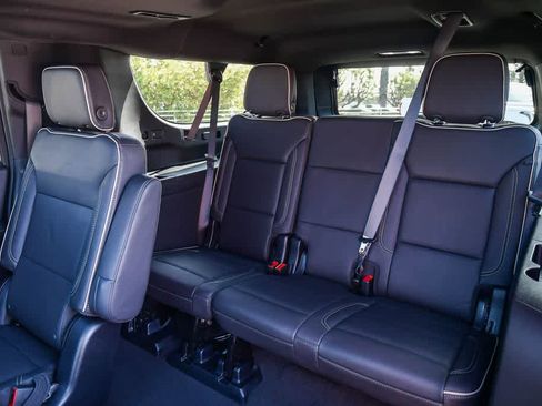 Used 2026 Chevrolet Suburban Premier RWD image 19
