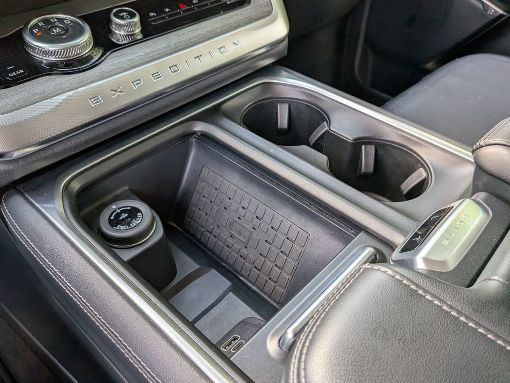 Used 2025 Ford Expedition Platinum AWD/4WD image 31