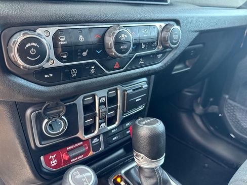 Used 2024 Jeep Gladiator Sport image 28