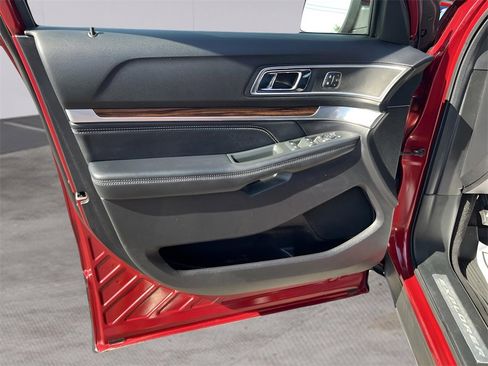 Used 2019 Ford Explorer Limited w/ Ford Safe & Smart Package image 10