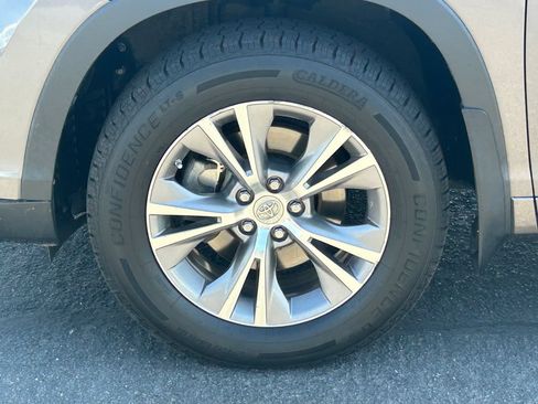 Used 2014 Toyota Highlander XLE AWD/4WD image 13