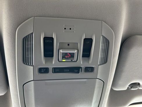 Used 2023 Toyota Highlander Bronze Edition image 12