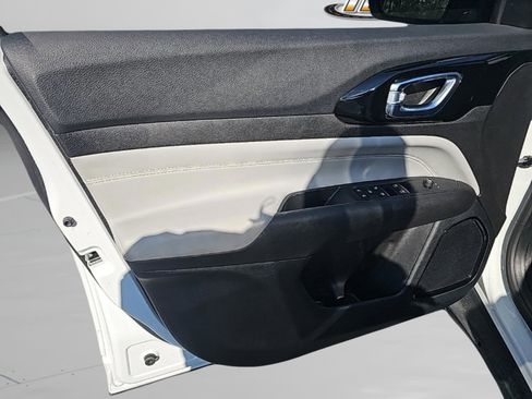 Used 2025 Jeep Compass Limited image 19