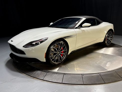 Used 2023 Aston Martin DB11 Volante RWD image 12