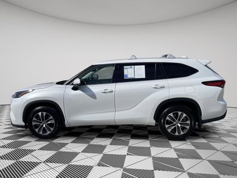 Used 2022 Toyota Highlander XLE image 4