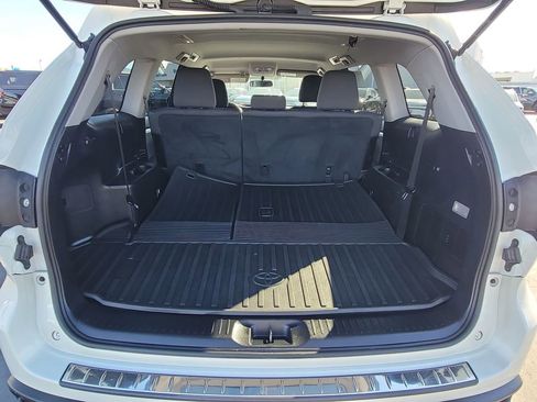 Used 2015 Toyota Highlander LE image 23