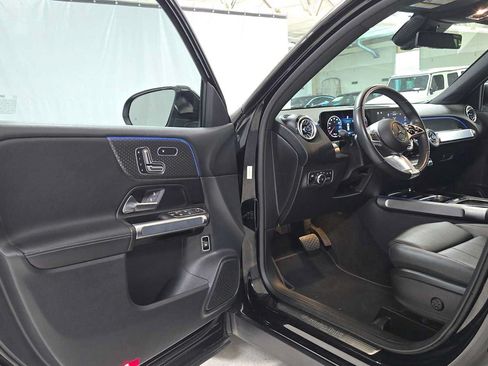 Used 2025 Mercedes-Benz GLB 250 4MATIC image 19