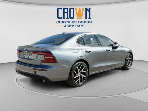 Used 2020 Volvo S60 T5 Momentum FWD image 3
