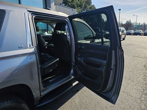Used 2018 Chevrolet Suburban LT image 12