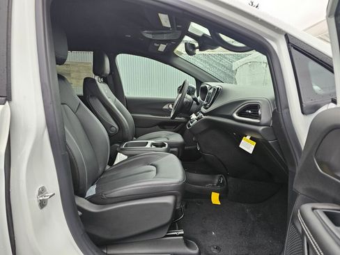 New 2026 Chrysler Pacifica Select image 11