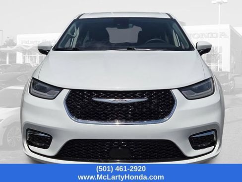 Used 2023 Chrysler Pacifica Touring-L FWD image 5