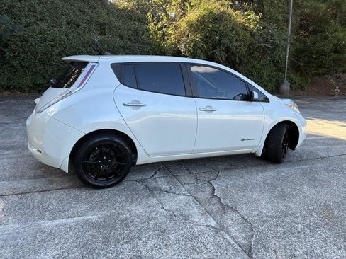 Used 2014 Nissan Leaf SV w/ Premium Package FWD image 4