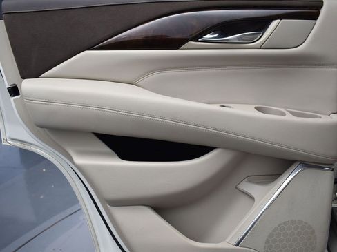 Used 2015 Cadillac Escalade Luxury image 24