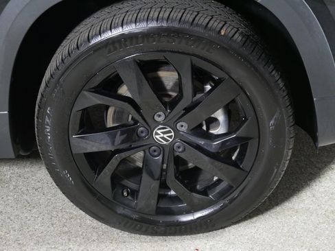 Certified 2022 Volkswagen Taos SE w/ Panoramic Sunroof Package image 15