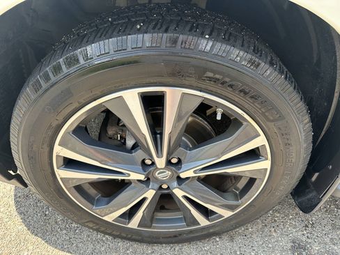 Used 2018 Nissan Pathfinder Platinum AWD/4WD image 35