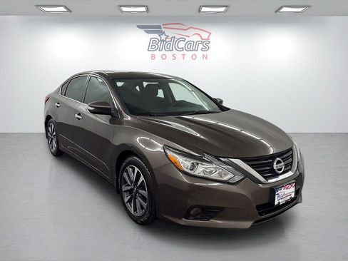 Used 2017 Nissan Altima 2.5 SV w/ Convenience Package FWD image 3