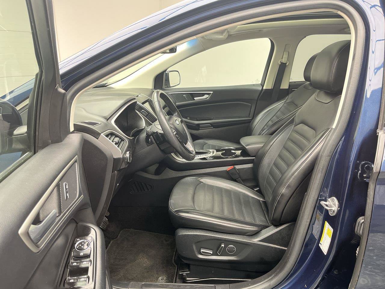 Used 2017 Ford Edge SEL w/ Equipment Group 201A AWD/4WD image 3
