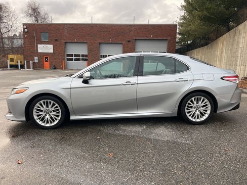 Used 2018 Toyota Camry XLE image 2
