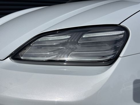 Certified 2025 Porsche Macan Electric image 22