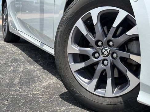 Used 2022 Toyota Prius Limited w/ Premium Convenience Package FWD image 2
