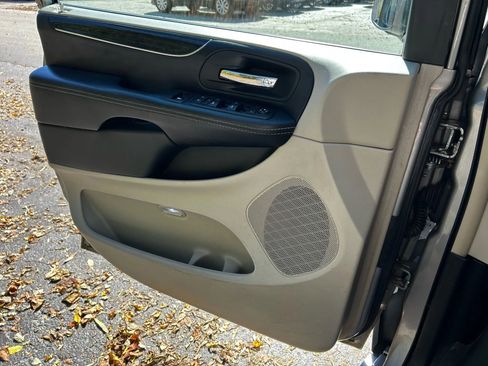 Used 2016 Chrysler Town & Country Touring image 25