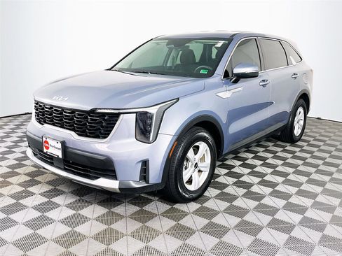 Certified 2025 Kia Sorento LX image 3