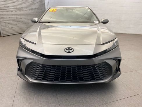 Used 2025 Toyota Camry SE w/ Convenience Package FWD image 3