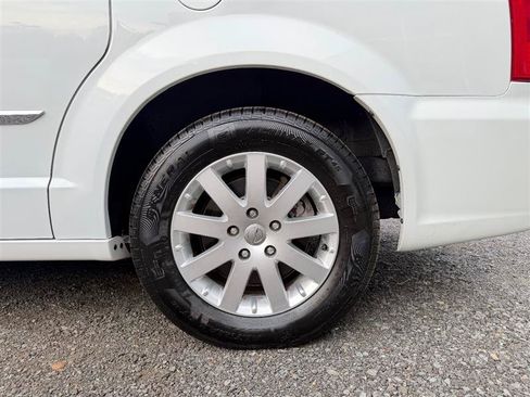 Used 2016 Chrysler Town & Country Touring FWD image 9