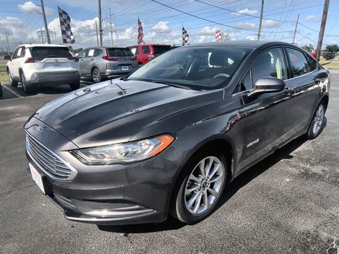 Used 2017 Ford Fusion SE image 1