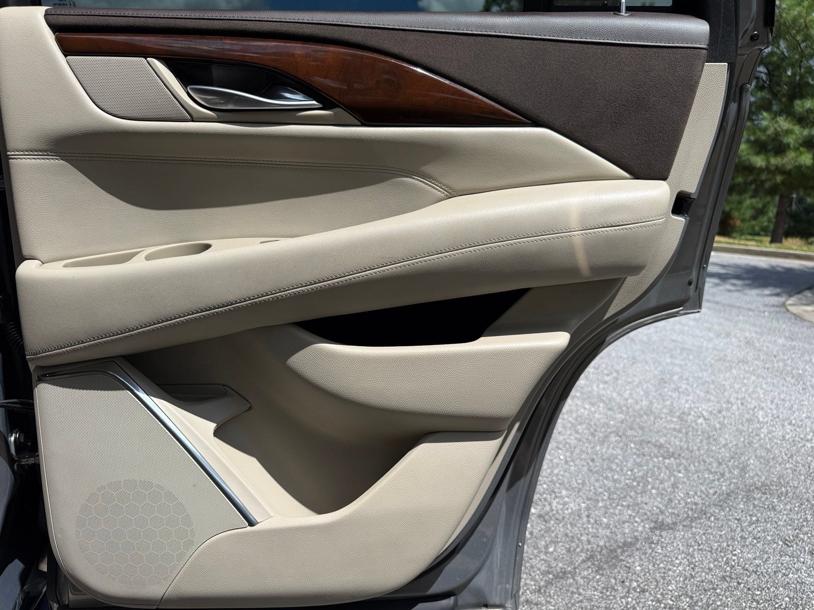 Used 2017 Cadillac Escalade Luxury RWD image 47