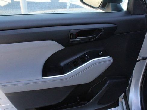 Used 2021 Toyota Highlander LE image 17