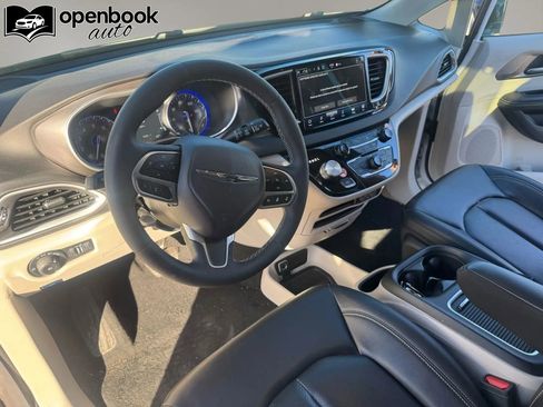 Used 2024 Chrysler Pacifica Touring-L image 9