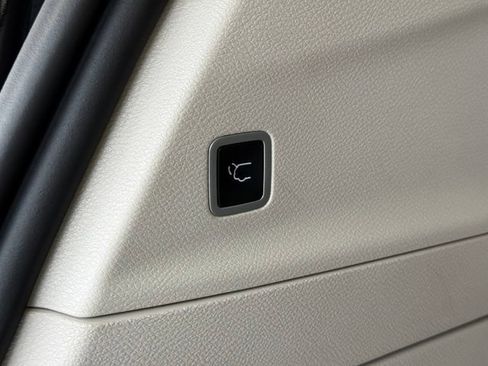 Used 2023 Chrysler Pacifica Limited FWD image 5