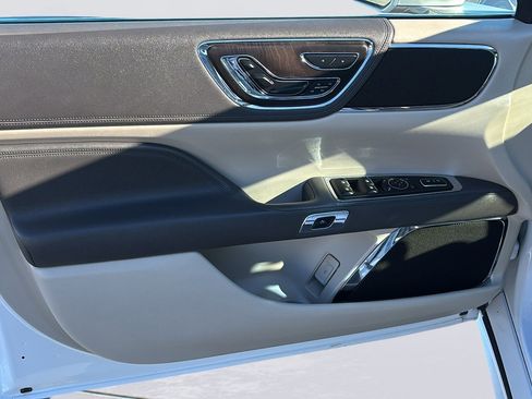 Used 2017 Lincoln Continental Reserve w/ Climate Package image 25