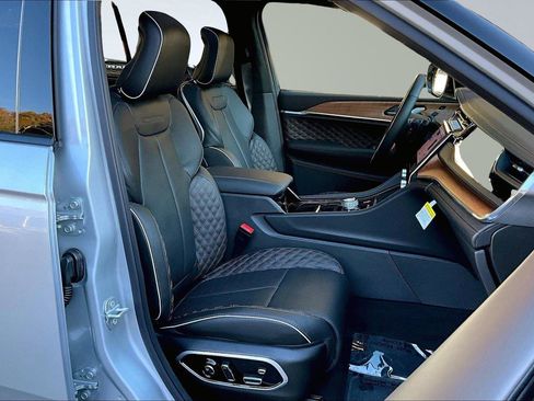 New 2025 Jeep Grand Cherokee Summit image 8