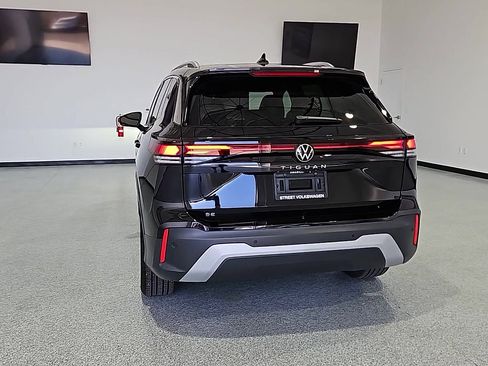 Used 2025 Volkswagen Tiguan SE FWD image 7