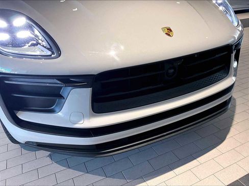 Used 2025 Porsche Macan image 33