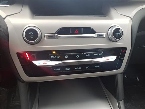 Certified 2023 Ford Explorer XLT image 36