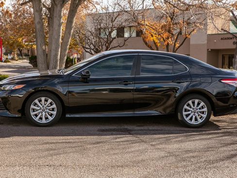 Used 2018 Toyota Camry LE image 8