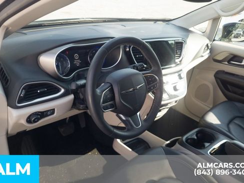 Used 2024 Chrysler Pacifica Touring-L FWD image 5